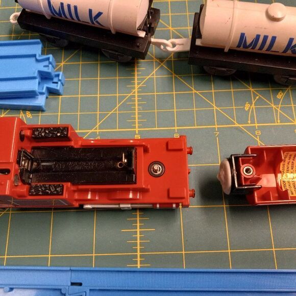 TOMY  Engine Skarloey, (2) milk cars - Picture 3 of 6